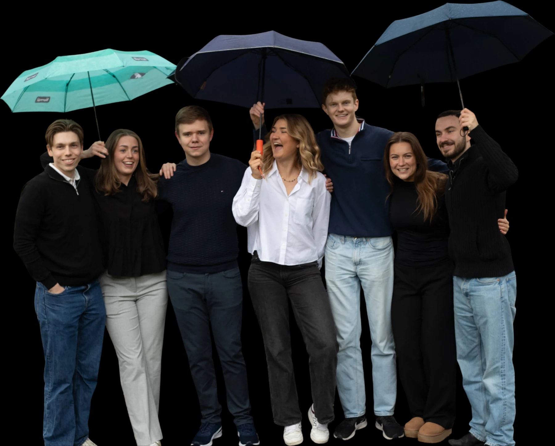 Sju fra Append-teamet under paraplyer i regnet