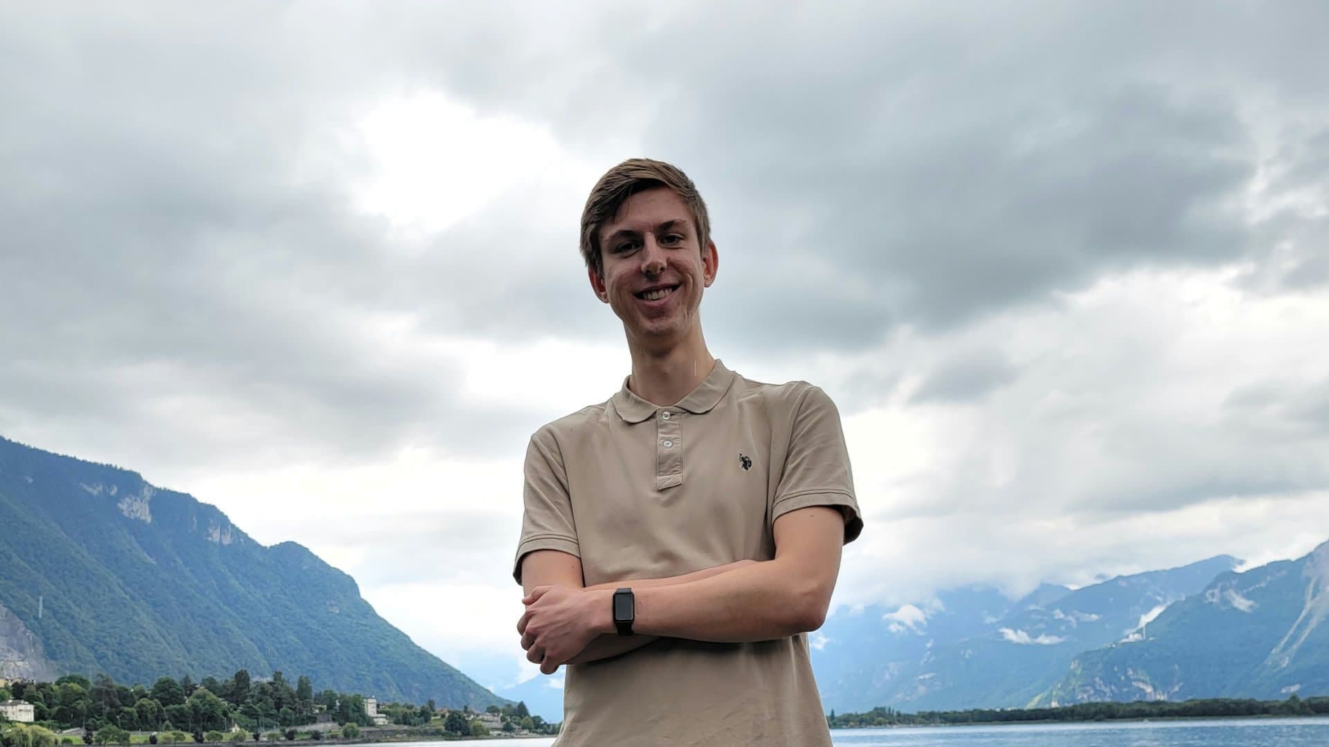 Lasse Bærland Strand foran en innsjø med fjell i bakgrunnen
